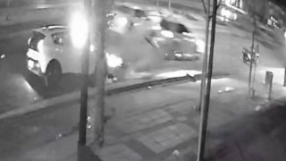 Feci kaza kamerada... Hızla gelen araç, otomobil ve motosiklete çarptı: 1i ağır 2 yaralı