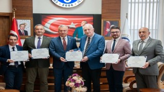Fen Edebiyat Fakültesinin, akreditasyon belgelerini rektöre takdim etti