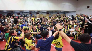 Fenerbahçenin Avrupa şampiyonluğu Darıcada dev ekrana yansıtıldı