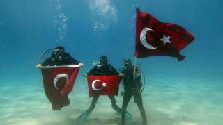 Fethiyede dalgıçlar 19 Mayısı deniz altında kutladı