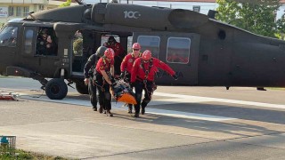 Fethiyede paraşütle kayalıklara düşen turist askeri helikopterle kurtarıldı