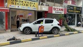 Fren yerine gaza basınca kaldırıma çıktı