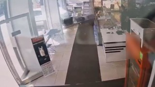 Fren yerine gaza bastı, kasap dükkanına daldı