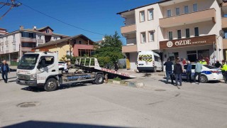 Frenleri tutmayan öğrenci servisi iş yerine daldı: Faciadan dönüldü