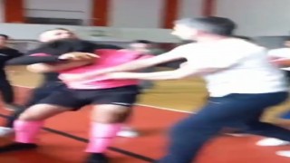 Futsal turnuvası boks ringine döndü: Hakem ve öğretmen arasında kavga anı kamerada