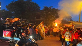 Galatasaray taraftarları Floryada şampiyonluğu kutluyor