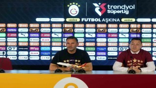 Galatasaraylı futbolculardan basın toplantısında sulu kutlama