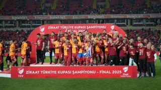 Galatasaraylı oyuncular Türkiye Kupasını kaldırdı, coşku zirveye ulaştı