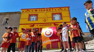 Galatasaraylı taraftar evinin dış cephesini sarı-kırmızıya boyatıp, Osimhen ve 5. yıldızı ekledi