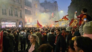 Galatasaraylı taraftarlar maçın bitiminde Taksime akın etti
