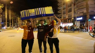 Galatasaraylı taraftarlardan Fenerbahçeye tabutlu gönderme