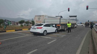 Gaziantepte ışıkta bekleyen tıra çarpan otomobilin sürücüsü yaralandı