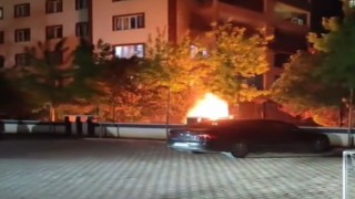 Gaziantepte park halindeki otomobil alev topuna döndü