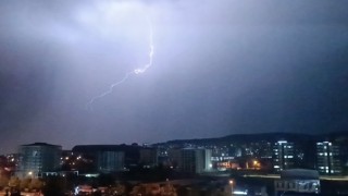 Gaziantepte sağanak ve dolu etkili oldu, şimşekler geceyi aydınlattı