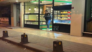 Gaziosmanpaşada husumetlisinden kaçarak kafeye saklanan genç, silahlı saldırıda yaralandı