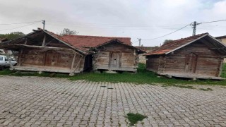 Gedizde çivisiz ahşap ambarlar zamana direniyor