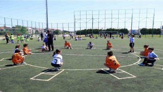 Geleneksel çocuk oyunları şenliği başladı