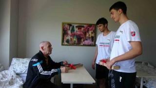 Genç basketbolculardan yaş almışlara anlamlı ziyaret