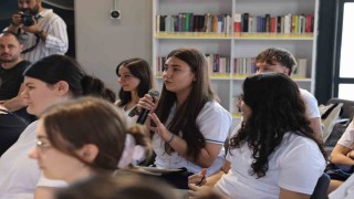 Genç oyuncu, öğrencilere Hababam Sınıfını okudu