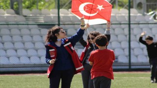 Gençler, çocuklar ve özel bireyler uçurtma şenliğinde buluştu
