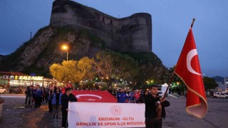 Gençler meşalelerle yürüdü