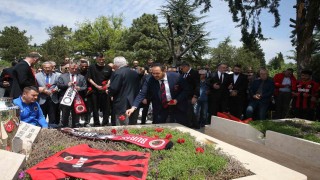 Gençlerbirliği camiası, İlhan Cavcavın mezarını ziyaret etti