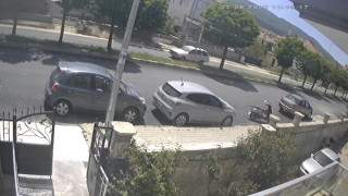 Gençlerin yaralandığı motosiklet kazası güvenlik kamerasında