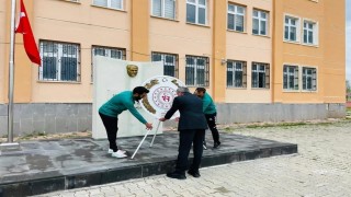Gençlik haftası coşkusu çelenk sunma töreni ile başladı