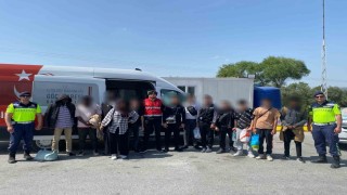 Germencikte 21 düzensiz göçmen, 2 organizatör yakalandı