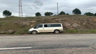 Gölbaşından minibüs şarampole savruldu: 3 yaralı
