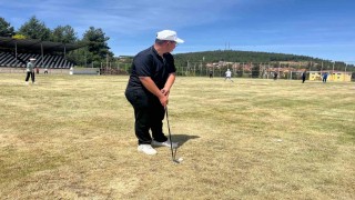 Golf oynayan huzurevi sakinleri, azim ve enerjileriyle alkış aldı