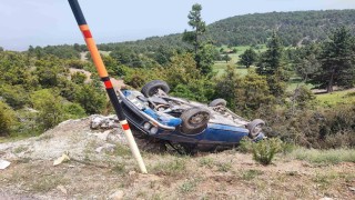 Gölhisarda otomobil şarampole devrildi, 2 kişi hafif yaralandı