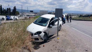 Gönende iki aracın çarpıştığı kazada 3 kişi yaralandı