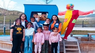Gönüllü gençler çocukları renklendirdiler