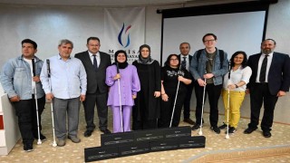 Görme engelli öğrencilere akıllı bastonlar hediye edildi