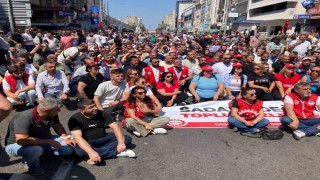 Grevde olan İzmir Büyükşehir çalışanlarından dev yürüyüş