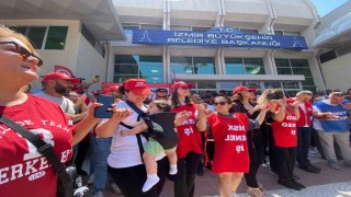 Greve çıkan binlerce işçi İzmir Büyükşehir önünde toplandı