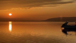 Gün doğumu ve güneşin göle yansıttığı yakamoz mest etti