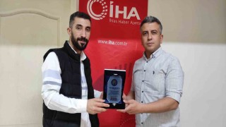 Güneşin Çocukları Spor Kulübünden İHA muhabirine plaket