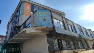 Güngörende binada asılı reklam panosu düştü, panik yaşandı