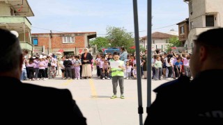 Güvenli trafiğin şartlarını ‘tebessümle öğrendiler