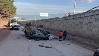 Hafif ticari araç 5 metre yükseklikten uçarak ters döndü: 2 yaralı