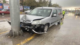 Hafif ticari araç direğe çarptı: 2 yaralı