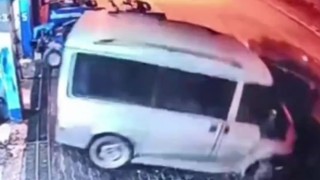 Hafif ticari araç önce patpata sonra minibüse çarptı: O anlar kamerada
