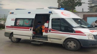 Hafif ticari aracın çarptığı motosikletli yaralandı