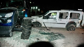 Hafif ticari aracın yoldan çıkıp traktöre çarptığı kaza kamerada: 1 ölü