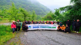 Hafif yağmur eşliğinde tabiatı keşfettiler