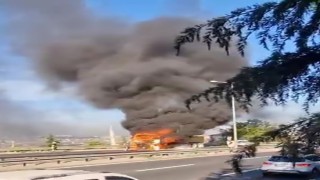 Hafriyat kamyonu alevlere teslim oldu, gökyüzü siyah dumanla kaplandı