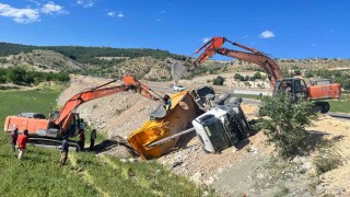 Hafriyat kamyonu devrildi: 1 yaralı