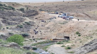 Hafriyat kamyonu devrildi: 1 yaralı